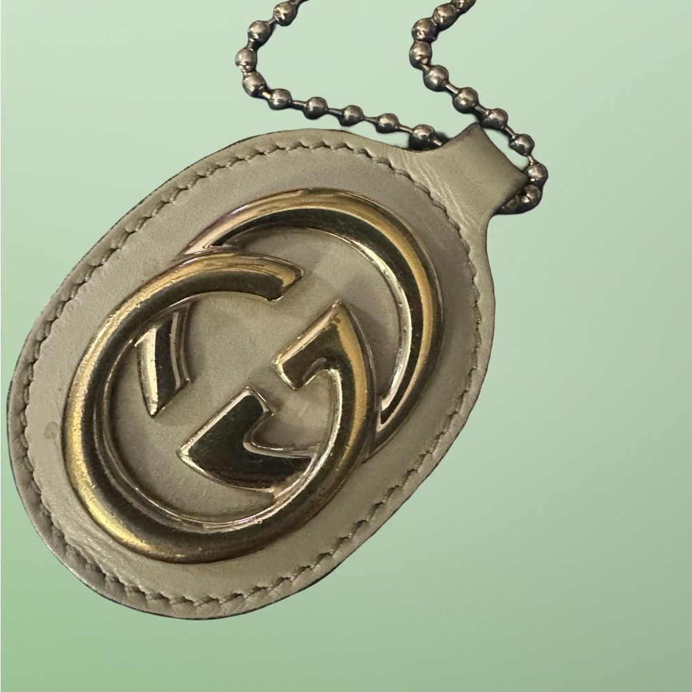 Gucci Gold Emblem on Cream Leather Key Holder - Picture 2 of 3